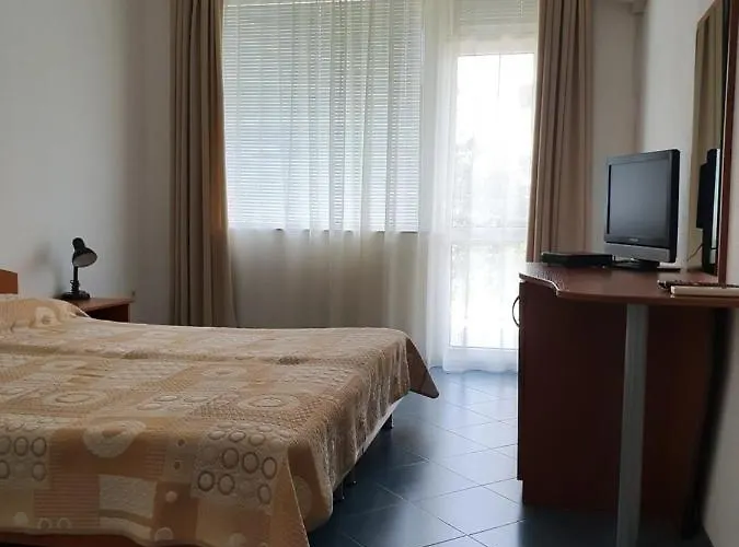 Family Maritime 酒店 阿赫托波尔